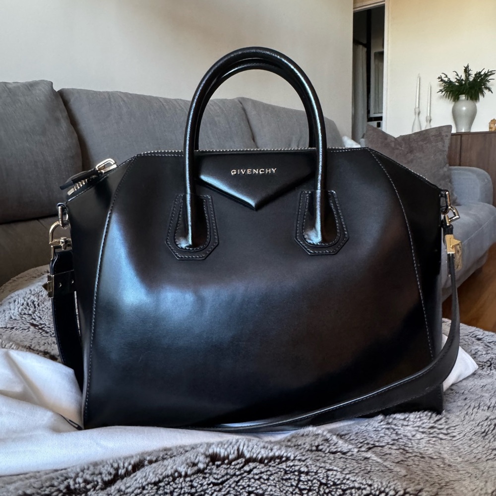 Barely Used Givenchy Antigona Medium Leather Handbag